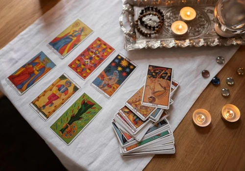 Como fazer leitura de tarot? Conheça aplicativos gratuitos ( Imagem: Freepik)